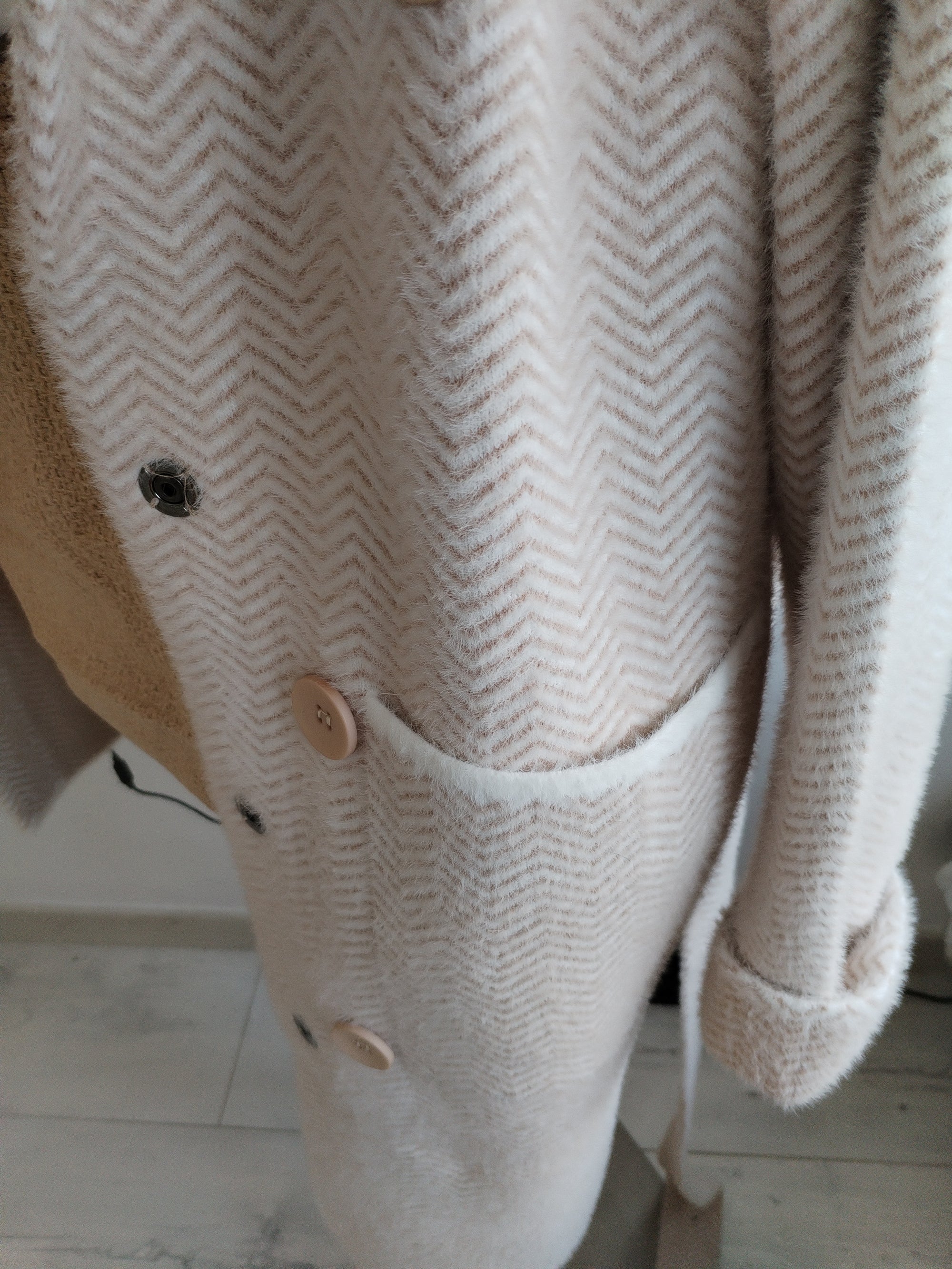 LONG MANTEAU BEIGE  DETAIL BLANC